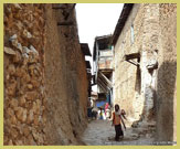 Narrow alleyways at Harar Jugol, the fortified historic town and UNESCO world heritage site (Ethiopia) 