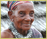 Local Tonga woman at Kosi Bay, where traditional fish traps are used to catch fish in the intricate system of estuarine lakes in this part of the iSimangaliso st lucia wetland park world heritage site (KwaZulu Natal, South Africa)